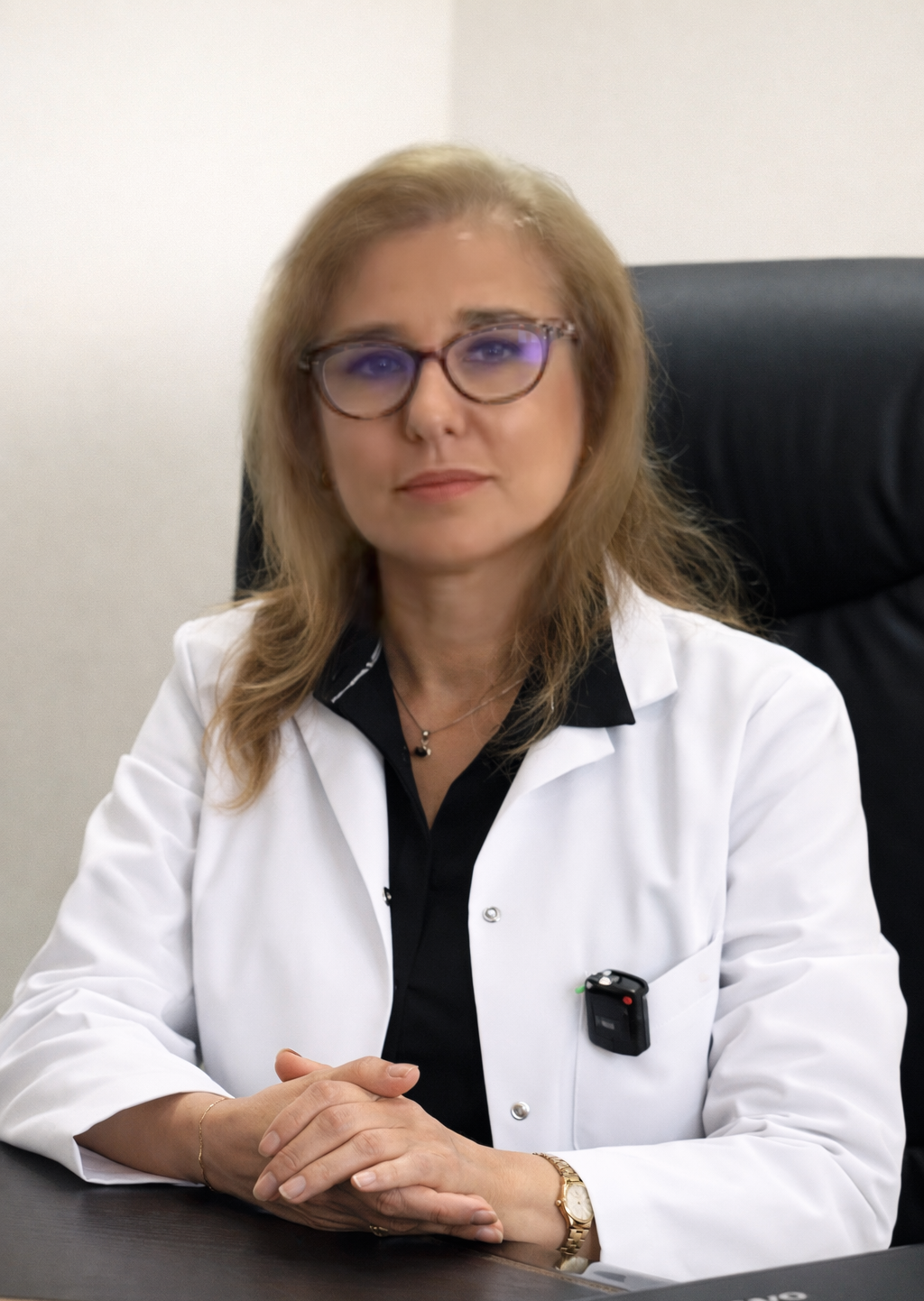 Portrait du Professeur Hanane Benhalima en consultation